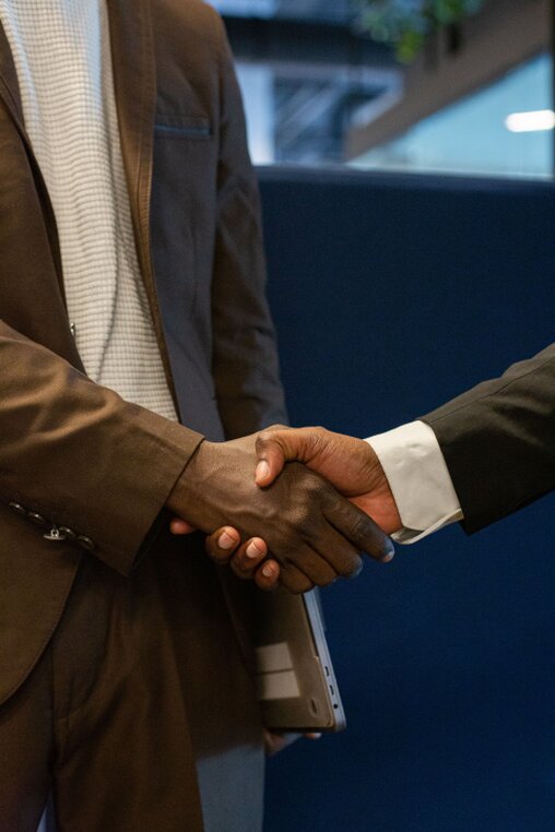 Handschlag zwischen zwei Geschäftsleuten